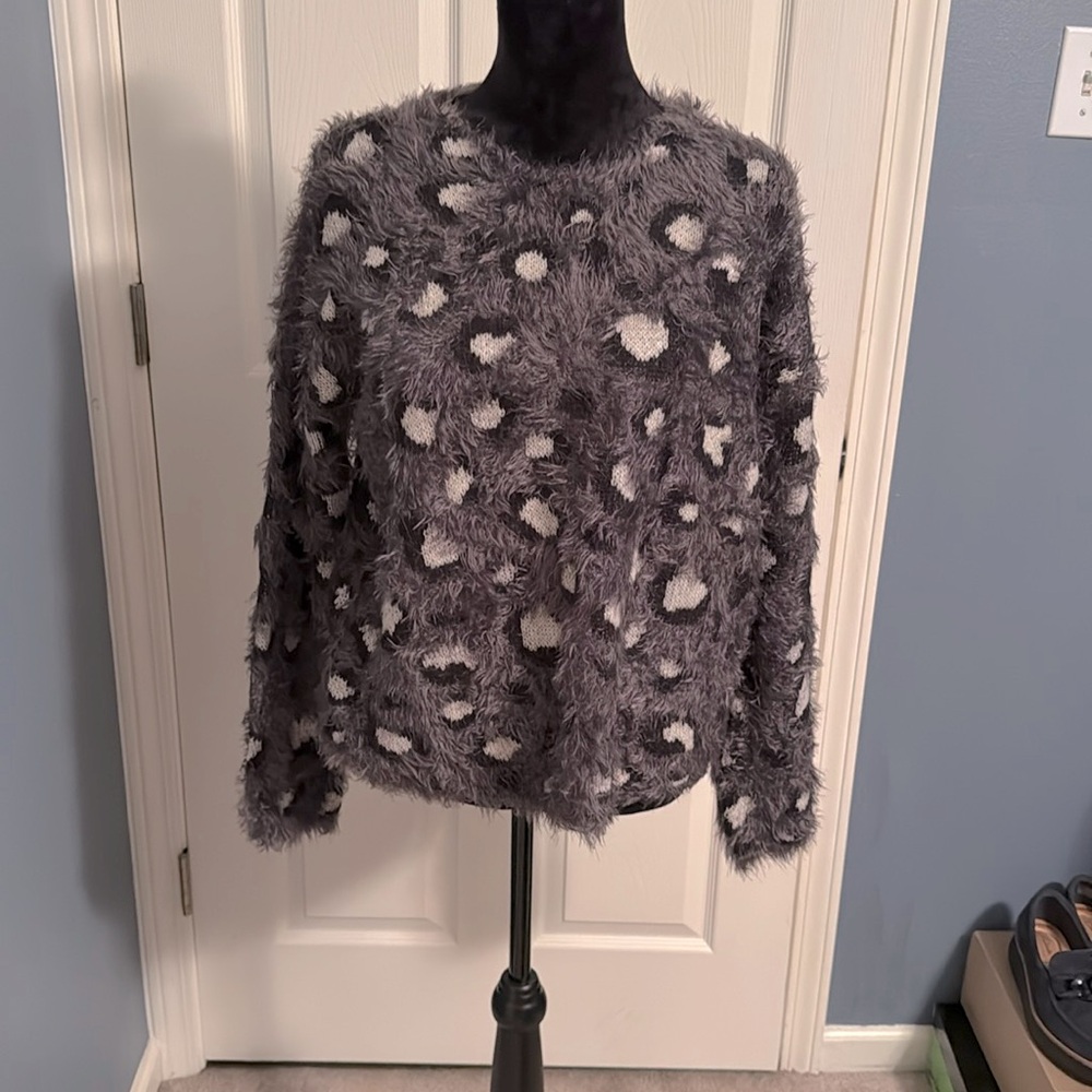 Item & Thread  Gray Eyelash Leopard Long Sleeve Sweater Size large